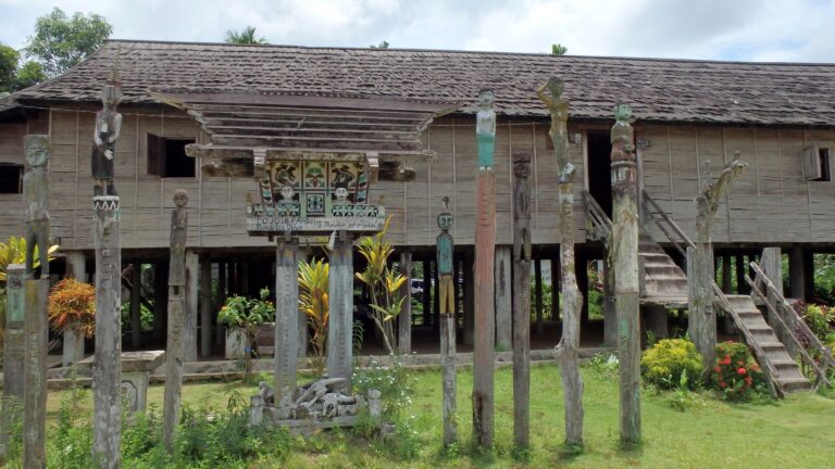 Rumah Adat kalimanan Menggunakan Kayu Ulin - dayak traditional house in kalimantan