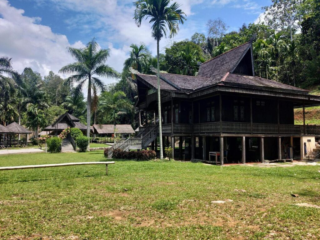 Rumah adat Kalimantan - kalimantan traditional house